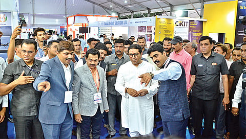 नाशिक : विविध स्टॉल्सबाबतची मनसेप्रमुख राज ठाकरे यांना माहिती देताना निमा अध्यक्ष धनंजय बेळे, मिलिंद राजपूत. समवेत निमाचे पदाधिकारी. (छाया : हेमंत घोरपडे)