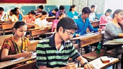 12TH Board Answer Sheet : ‘सर, मी खूप गरीब आहे, मला पास करा’; बारावीच्या विद्यार्थ्याची उत्तरपत्रिकेत विनंती