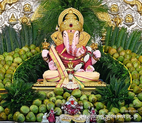 श्रीमंत दगडूशेठ हलवाई गणपतीला अकरा हजार शहाळ्यांचा महानैवेद्य