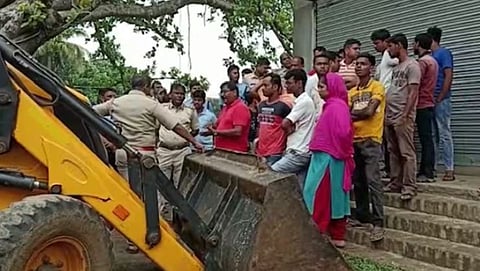 प. बंगालमध्‍ये ‘तृणमूल’च्‍या कार्यालयवर ‘बुलडोझर;! अतिक्रमणाविरोधात प्रशासनाची कारवाई
