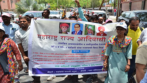 नाशिक : बाह्यस्रोताद्वारे कर्मचारी नियुक्तिविरोधात रोजंदारी कर्मचाऱ्यांनी काढलेला लाँगमार्च. (छाया : हेमंत घोरपडे)