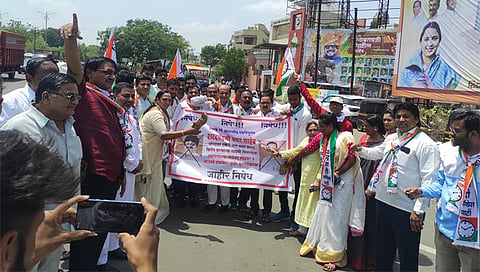 जळगाव : भाजप नेत्यांविरोधात निषेध नोंदवत जोडे मारो आंदोलन करताना राष्ट्रवादी युवक काँग्रेस जळगाव शहराचे पदाधिकारी  व कार्यकर्ते. (छाया: चेतन चौधरी)