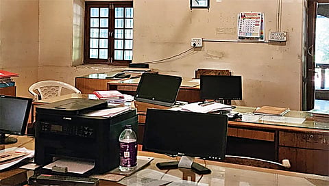नाशिक : जिल्हाधिकारी कार्यालयात विजेअभावी बंद असलेले संगणक आणि कार्यालयात पडलेला अंधार. 