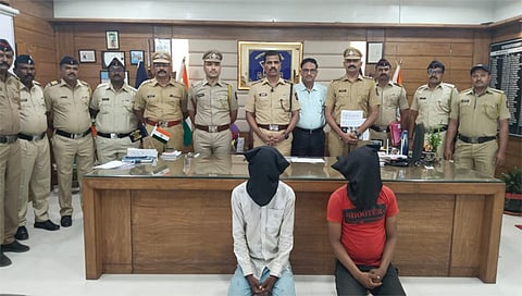 नासिक आणि गुजरात राज्यातून दुचाकी चोरणाऱ्या टोळीचे रॅकेट उध्वस्त करण्यात आले असून 20 मोटारसायकलींसह दोघांना  ताब्यात घेतांना धुळे पोलीस. (छाया : यशवंत हरणे)