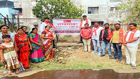 नाशिकरोड : सावधान.... प्रशासन असा फलक लावून निषेध नोंदवताना मनसेचे शहर संघटक अ‍ॅड. नितीन पंडित, निरीक्षक पूर्व विधानसभाप्रमुख प्रमोद साखरे, मनविसेचे नितीन धानापुणे, शशी चौधरी, विनायक पगारे, अ‍ॅड. योगेश शिरसाठ, मीरा आवारे आदी (छाया : उमेश देशमुख)