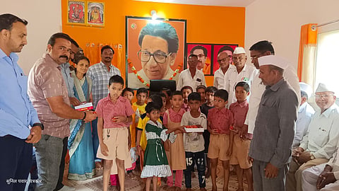 पळसे : वर्धापन दिनी लाडू वाटप करत साजरा करताना शाखाप्रमुख दिपक गायधनी, सरपंच प्रिया गायधनी, पांडुरंग गायधनी, रामकृष्ण गायखे, विष्णूपंत गायधनी, शिवाजी टावरे, समाधान गायधनी,नामदेव आगळे, शांताराम जाधव आदीसह शिवसैनिक  ( छाया : उमेश देशमुख )