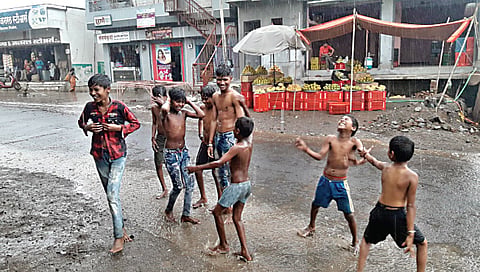 नाशिक :  जून महिना कोरडा गेल्यानंतर पावसाच्या सरी आल्याने त्यात चिंब न्हाऊन निघण्यासाठी बच्चे कंपनीने पहिल्या पावसाची  अशी मजा लूूटली. (छाया: हेमंत घोरपडे)