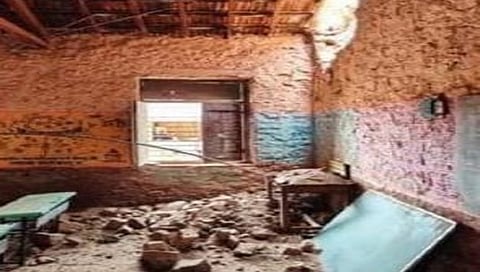 पिंपळनेर : सुरपान येथील जिल्हा परिषदेच्या प्राथमिक शाळेची जीर्ण झालेली इमारत कोसळली. (छाया: अंबादास बेनुस्कर)