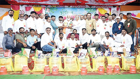 तळवाडे : येथे कृषिरत्न फाउंडेशनतर्फे सन्मानित पुरस्कारार्थींसमवेत पालकमंत्री दादा भुसे.