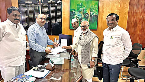 नाशिक : अपर मुख्य सचिवांना निवेदन देताना राष्ट्रवादी काँग्रेसचे शिष्टमंडळ. 