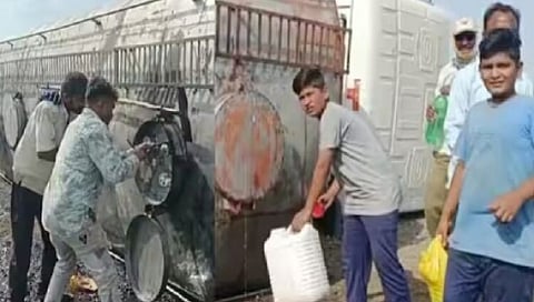 जळगाव : अपघातग्रस्त टँकरमधून तेल घेऊन जाताना नागरिक.