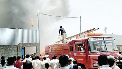 देवळा :  मटाणे येथे भंगार गोदामाला लागलेली आग विझविताना अग्निशमन दलाचे जवान. (छाया : सोमनाथ जगताप)