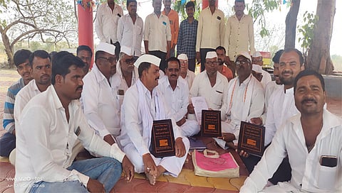 येवला :  कृती समितीच्या पदाधिकाऱ्यांसोबत व प्रमुख ३० कार्यकर्त्यांसोबत येवला तालुका पोलीस स्टेशन येथे बैठकीत उपस्थित जलहक्क संघर्ष समितीचे पदाधिकारी. (छाया : अविनाश पाटील) 
