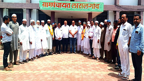 लासलगाव : ग्रामपंचायत कार्यालयात बकरी ईदच्या दिवशी कुर्बानी न करण्याचा ऐतिहासिक निर्णय प्रसंगी सरपंच जयदत्त होळकर, उपसरपंच रामनाथ शेजवळ अफजल भाई शेख, गुणवंत होळकर, मौलाना मंजूर, मौलाना फारुख, युनूस तांबोळी. (छाया: राकेश बोरा) 