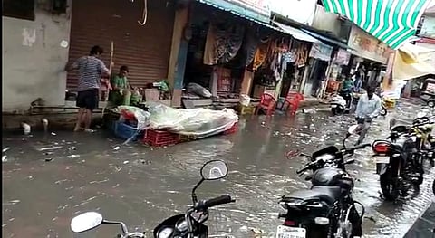 वणी : अचानक आलेल्या पावसामुळे येथील गटाराचे दुर्गंधीयुक्त पाणी रस्त्यावर आल्याने ग्रामस्थांचे हाल होत आहे. (छाया: अनिल गांगुर्डे)