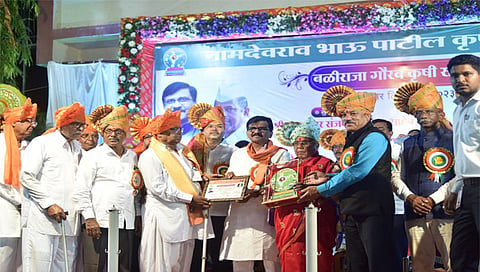 नाशिक : सलादे बाबा कला क्रीडा मंडळाच्या वतीने आयोजित बळीराजा गौरव समारंभ प्रसंगी उपस्थित खासदार संजय राऊत. समवेत अद्वय हिरे, सुनील बागुल आदी मान्यवर. 