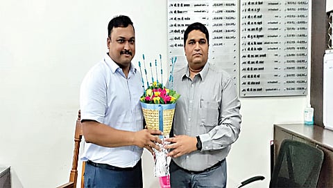 नाशिक : उपआयुक्त पवार यांच्याकडून पदभार स्वीकारताना साताळकर.