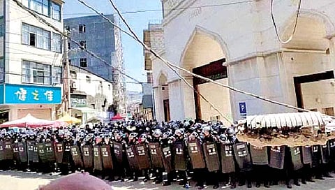 मशीद पाडण्यावरून चीनमध्ये मुस्लिमांची पोलिसांवर दगडफेक : अनेक जखमी