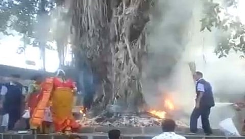 अंबाबाई मंदिराच्या आवारातील वटपूजनावेळी दोर्‍यांनी घेतला पेट