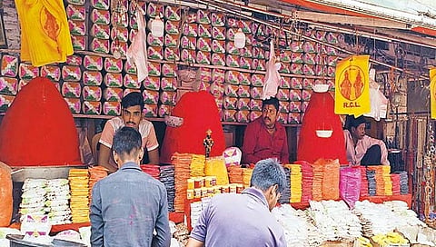 आषाढी एकादशी सोहळा : पंढरपुरात प्रासादिक साहित्यांनी बाजारपेठ फुलली