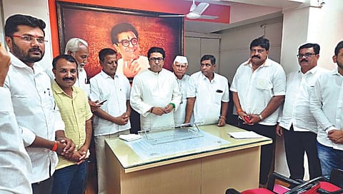 नाशिक : एनडीसीसीच्या सक्तवसुलीला तात्पुरती स्थगिती, शेतकऱ्यांनी घेतली राज ठाकरेंची भेट