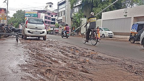 नाशिक : रस्ते दुरुस्तीचे १४० कोटी खड्यात; रस्ते खोदले ११३ किमी अन् डांबरीकरण केले…