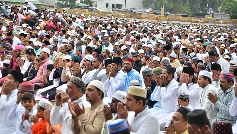 नमाज अदा करताना मुस्लीम बांधव  (छाया : हेमंत घोरपडे)
