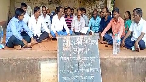साळशीची मुले शाळेबाहेरच  