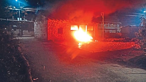 कोल्हापूर ः वरणगे पाडळी (ता. करवीर) येथील प्रार्थनास्थळाची तोडफोड करून जाळपोळ करण्यात आली. 