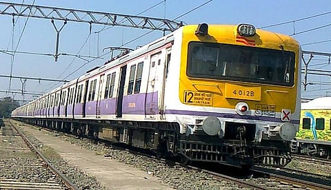 पुणे-लोणावळा लोकल अचानक रद्द केल्याने प्रवासी हैराण