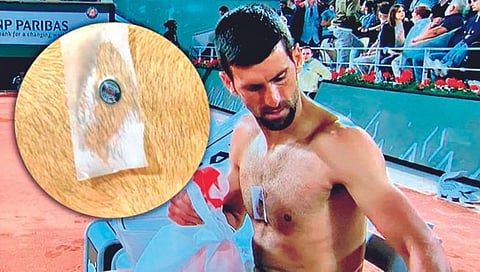 Novak Djokovic : नोव्हाक जोकोविचच्या छातीवर ‘सिक्रेट चिप’
