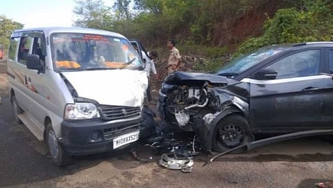 Ratnagiri Accident : मुंबई-गोवा महामार्गावर गणपतीपुळेला जाणाऱ्या वाहनाचा अपघात; १२ जण जखमी