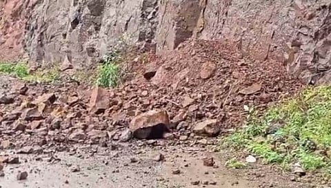 सातारा : केळघर घाटात दरड कोसळली