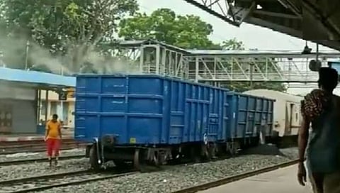 ओडिशातील बालासोरमध्ये मालगाडीच्या डब्याला आग