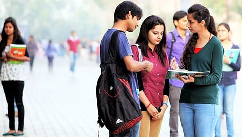 विद्यार्थिसंख्या घटल्याने विद्यापीठे लागली कामाला