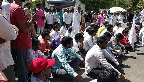 पुणे: दूध दरवाढीसाठी महामार्ग रोखला, निमगाव केतकीत रास्ता रोको