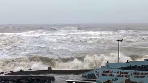 Cyclone Biparjoy:  बिपरजॉय चक्रीवादळाची गुजरात किनाऱ्याला धडक!