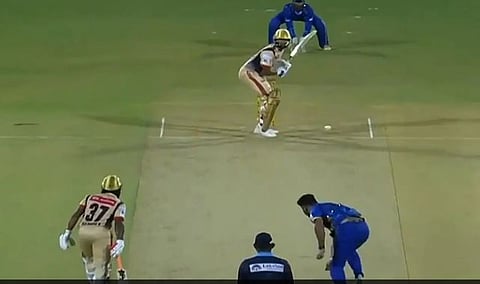 तामिळनाडू प्रीमियर लीग ( TNPL) T20 सामन्‍यात सालेम स्पार्टन्सचा कर्णधार अभिषेक तन्वर याने शेवटच्‍या षटकाच्‍या अखेरच्‍या चेंडूवर तब्‍बल १८ धावा दिल्‍या.