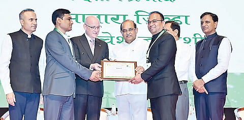 ‘माझी वसुंधरा’ने पुणे जिल्हा सन्मानित; जिल्हाधिकारी डॉ. राजेश देशमुख यांना गौरविले