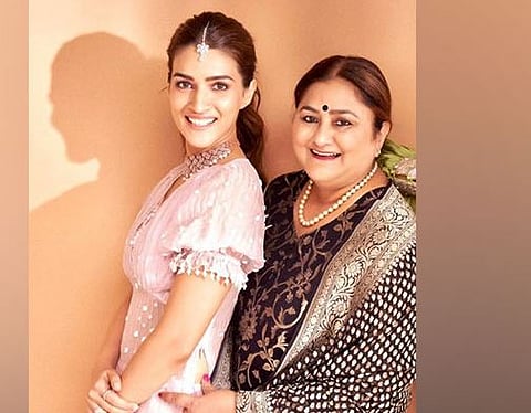 kriti waith mother geeta sanon 