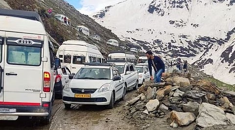 मनाली-चंदीगड महामार्ग १८ तासांनंतरही ठप्‍पच, हजारो पर्यटक ‘बेहाल’