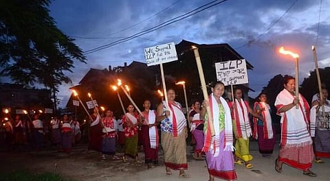 मणिपूर ‘शांत’ करण्‍यासाठी महिलांनी हाती घेतल्‍या मशाली!