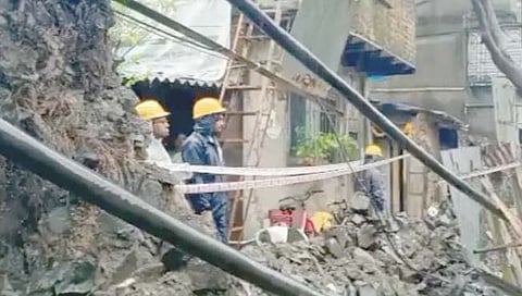 Mumbai Rains | घाटकोपरमध्ये इमारतीचा काही भाग कोसळून ४ जखमी, ठाण्यातही पडझड