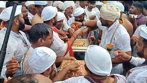 Ashadhi Wari 2023 : सराटी येथे तुकाराम महाराज पादुकांना नीरा स्नान; पुणे जिल्ह्यातून पालखीस निरोप