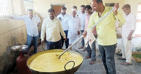 Ashadhi Wari 2023 : यवत येथे हजार किलो पिठलं अन् 60 हजार भाकरी ; वारकर्‍यांच्या भोजनाची खास व्यवस्था