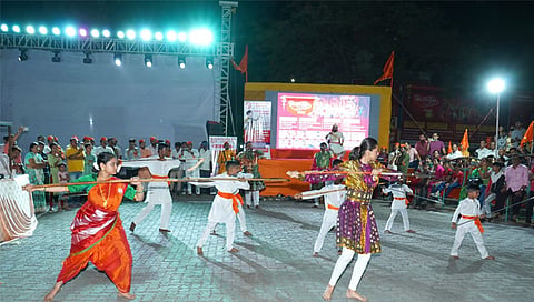 नाशिकरोड : विविध खेळाची प्रात्यक्षिके दाखवितांना युवक. (छाया : उमेश देशमुख) 