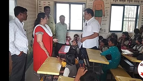 नाशिक : शाळेच्या विदारक परिस्थितीबाबत विचारणा करताना भूमिपुत्र फाउंडेशनचे पदाधिकारी. 
