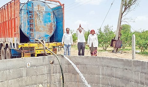 मढी : फळबागा टाकू लागल्या माना ..! पाऊस लांबल्याने शेतकर्‍यांचा टँकरने पाणीपुरवठा