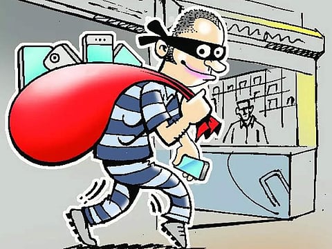 Crime News : लंडनहून आलेल्या प्रवाशाच्या बॅगेतील दागिन्यांची चोरी