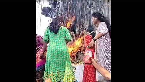 कोल्‍हापूर | वटपौर्णिमेला पूजा करत असताना वडालाच लागली आग, अंबाबाई मंदिर परिसरातील घटना (व्हिडिओ)